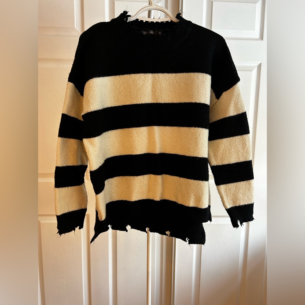 Lyla + Luxe Sweater